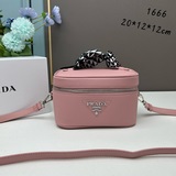 Косметичка Prada в коробке. Идеальный размер и цена. Заказала одну, это довольно