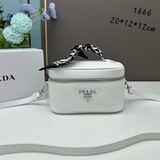 Косметичка Prada в коробке. Идеальный размер и цена. Заказала одну, это довольно