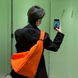 P-House представляет новую модель сумки через плечо из треугольного полотна： 2VY