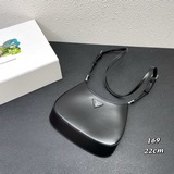 Новая сумка под мышку Prad 1BC169. Эта сумка через плечо Cheo изготовлена из имп