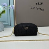 Ретро-джинсы  Ретро-сумка Prada в стиле джинсового винтажа выглядит очаровательн