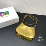 Новая сумка под мышку Prad 1BC169. Эта сумка через плечо Cheo изготовлена из имп