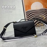 Сумка через плечо с коробкой. Эта сумка Monochrome из кожи Saffiano украшена фир