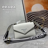 Сумка через плечо с коробкой. Эта сумка Monochrome из кожи Saffiano украшена фир
