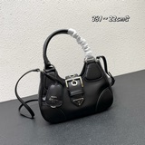 1BA381 Эта сумка Moon из кожи ягненка изготовлена из импортной кожи ягненка, а в