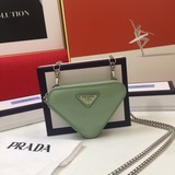 В комплекте с коробкой. Популярная модель Prada. Новая модель треугольной сумки 