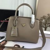 Новинка на официальном сайте, популярная во всем мире, модель Prada 2023 года. А