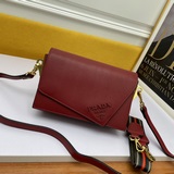 Официальный сайт представляет новую модель клатча Prada с откидной крышкой, моде
