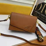 Официальный сайт представляет новую модель клатча Prada с откидной крышкой, моде