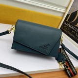 Официальный сайт представляет новую модель клатча Prada с откидной крышкой, моде