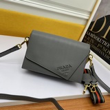 Официальный сайт представляет новую модель клатча Prada с откидной крышкой, моде