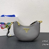 (Prada) Сумка «Луна/Полумесяц» – модный хит [Победа] Телячья кожа в сочетании с 