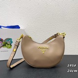 (Prada) Сумка «Луна/Полумесяц» – модный хит [Победа] Телячья кожа в сочетании с 