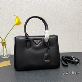 Сумка Small Killer 2274. Эта сумка Galleria изготовлена из фирменной кожи Saffia