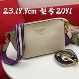 Модель 2091# Сумка Prada через плечо с двумя ремнями. Помимо яркого цвета, она о