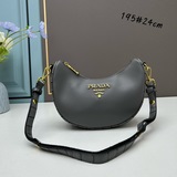 (Prada) Сумка «Луна/Полумесяц» – модный хит [Победа] Телячья кожа в сочетании с 