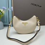 (Prada) Сумка «Луна/Полумесяц» – модный хит [Победа] Телячья кожа в сочетании с 