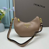 (Prada) Сумка «Луна/Полумесяц» – модный хит [Победа] Телячья кожа в сочетании с 