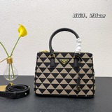 P-House Small Killer Bag 1BA863 Checkered. Эта сумка Galleria выполнена из знако
