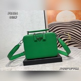 Футляр для камеры Prada, одинаковый для мужчин и женщин, очень милый. Небольшая 