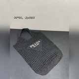 Новая модель плетеной сумки Prada с ажурным узором. Это лето не обойдется без PR