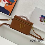 Новая сумка-коробка 1BH202. Эта лаконичная сумка-коробка изготовлена из импортно