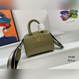 Милая подушка-сумка из кожи бычка с лаковым покрытием PRADA. Изготовлена из импо