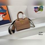 Милая подушка-сумка из кожи бычка с лаковым покрытием PRADA. Изготовлена из импо