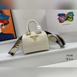 Милая подушка-сумка из кожи бычка с лаковым покрытием PRADA. Изготовлена из импо
