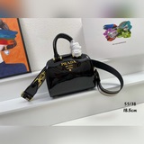 Милая подушка-сумка из кожи бычка с лаковым покрытием PRADA. Изготовлена из импо