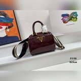 Милая подушка-сумка из кожи бычка с лаковым покрытием PRADA. Изготовлена из импо