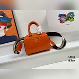 Милая подушка-сумка из кожи бычка с лаковым покрытием PRADA. Изготовлена из импо