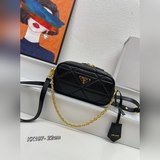 Новая сумка для фотоаппарата с ромбовидным узором изготовлена из импортной кожи 