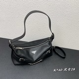 Prada Vintage. Эта сумка Prada в стиле «сладкий и крутой» должна быть у каждой п