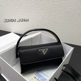 Новая модель сумки Prada из атласа цвета черепахового панциря / Сумки в стиле ви