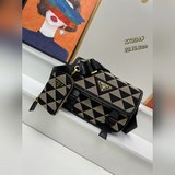 Сумка Prada с вышитым узором из ткани изготовлена из импортной кожи Saffiano и у