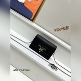 Маленькая сумка с рельефным узором 1BA298 в новом цвете. Эта сумка изготовлена и