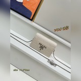 Маленькая сумка с рельефным узором 1BA298 в новом цвете. Эта сумка изготовлена и