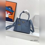 Новая сумка для покупок 1BG443. Эта сумка Double представлена в новом миниатюрно