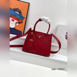Новая сумка для покупок 1BG443. Эта сумка Double представлена в новом миниатюрно