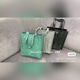 Новая сумка-тоут 1BG459 с вертикальным дизайном. Эта сумка-тоут в непринужденном