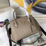 Новинка на официальном сайте, популярная во всем мире, модель Prada 2023 года. А