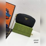 Ретро-джинсы  Ретро-сумка Prada в стиле джинсового винтажа выглядит очаровательн