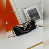 В комплекте с коробкой TF Tom Ford Palmetto Triple маленькая сумка на цепочке, и