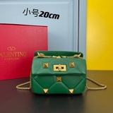 Маленький  Популярный Valentino Garavani Roman Stud маленький.