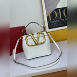 Valentino Garavani SuerVee Ручная сумка из телячьей кожи с крупным V-образным эл
