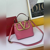 Valentino Garavani SuerVee Ручная сумка из телячьей кожи с крупным V-образным эл