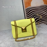 Большая сумка Valentino с крупными заклепками и цепочкой. Простой дизайн с крышк