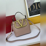 Valentino Garavani SuerVee Ручная сумка из телячьей кожи с крупным V-образным эл