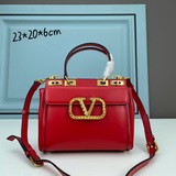 Valentino Garavani Rockstud Alcove из зернистой телячьей кожи.